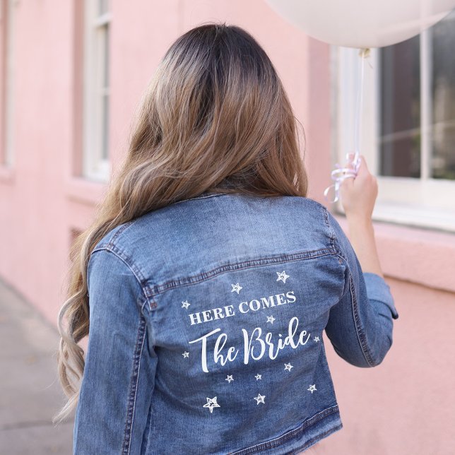 Hier kommt die Braut Hochzeit Jeansjacke (Here comes the bride stars wedding denim jacket for wedding and bridal shower and bachelorette party)