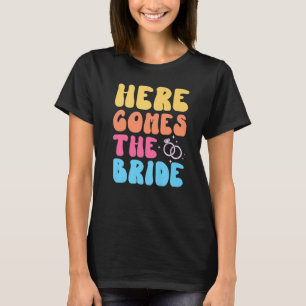 Hier kommt die Bride Retro Groovy Bachelorette Par T-Shirt