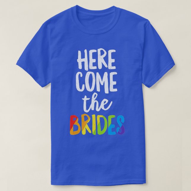 Hier kommt die Brides Lesbian Pride LGB Hochzeit T-Shirt (Design vorne)