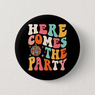 Hier kommt die Party Retro Junggesellinnen-Abschie Button