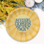 Hier kommt die Son Retro Baby Dusche Pappteller<br><div class="desc">Feiern Sie die bevorstehende Sonnenstrahlen mit unserer Babyduschplatte 'Here Comes the Son'! Erleben Sie die Spannung, wenn Sie gespannt auf die Ankunft Ihres kleinen Mannes warten. Gemütlichkeit, Glück und ein Leben voller gepflegter Erinnerungen sind am Horizont, da wir die neueste Ergänzung unserer Familie begrüßen. Lassen Sie uns gemeinsam unvergessliche Erinnerungen...</div>