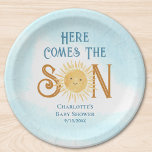 Hier kommt die Sonnenschein-Babydusche Pappteller<br><div class="desc">Die Baby-Duschpapiere dieser niedlichen Jungen sind mit dem Text "Here Comes The Son" in Retrotypografie mit gelber Aquarellsonne und blauem Himmel versehen. Einfach anpassbar. Weil wir unsere Kunstwerke erstellen,  werden Sie dieses exakte Bild von anderen Designern nicht finden. Original Wasserfarbe © Michele Davies.</div>