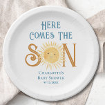 Hier kommt die Sonnenschein-Babydusche Pappteller<br><div class="desc">Diese Babyduschpapier-Teller sind mit dem Text "Here Comes The Son" in blauer Retro-Typografie mit einer niedlichen,  gelben Aquarellsonne versehen. Einfach anpassbar. Weil wir unsere Kunstwerke erstellen,  werden Sie dieses exakte Bild von anderen Designern nicht finden. Original Wasserfarbe © Michele Davies.</div>