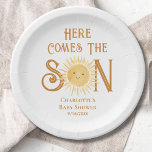 Hier kommt die Sonnenscheinwerfer-Babydusche Pappteller<br><div class="desc">Die Babyduschpapier-Teller dieser Jungen haben den Text "Here Comes The Son" in stilvoller Typografie mit einer niedlich gelben Aquarellfarbe,  die die Sonne lächelt. Einfach anpassbar. Weil wir unsere Kunstwerke erstellen,  werden Sie dieses exakte Bild von anderen Designern nicht finden. Original Wasserfarbe © Michele Davies.</div>