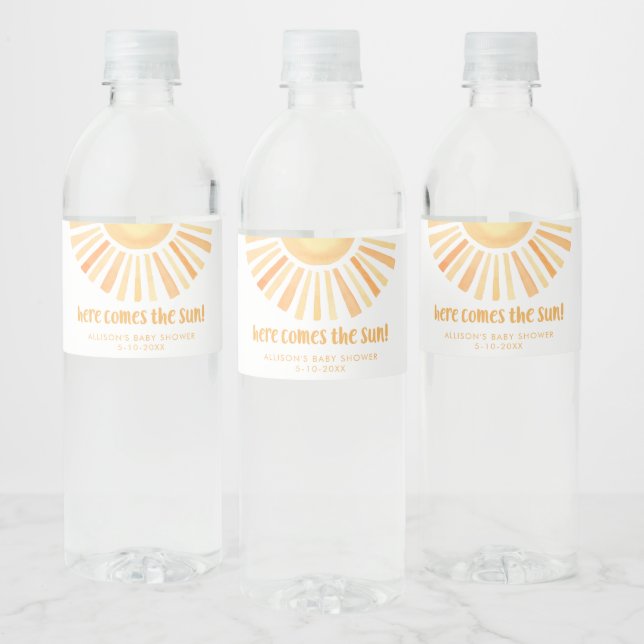 Hier kommt eine geschlechtsneutrale Babydusche Wasserflaschenetikett (Flaschen)