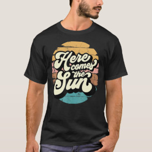 Hier kommt Sonnenlicht Vintager Sonnenuntergang Ha T-Shirt