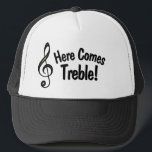 Hier kommt Treble! Funny Hat für Musiker Truckerkappe<br><div class="desc">Dieser lustige Hut hat einen g-clef,  auch ein Dreifach-Klecks mit dem Text genannt: Hier kommt Treble! Es ist ein Wortspiel,  den nur Musiker verstehen werden. Gutes Geschenk für Musiker oder Musikliebhaber in Ihrem Leben!</div>