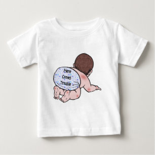 Hier kommt Trouble Baby T-shirt