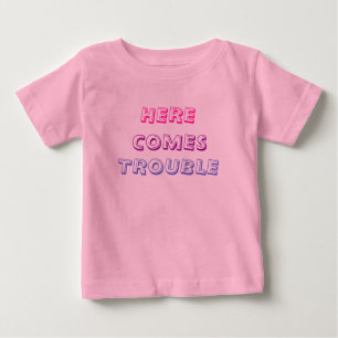 Hier kommt Trouble/girl Baby T-shirt