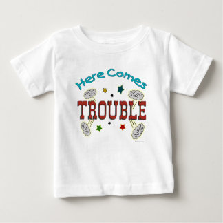 Hier kommt Trouble Säugling Baby Kid T - Shirt