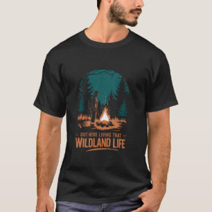 Hier lebt man das Leben der Wildnis-Wildnis-Feuerw T-Shirt