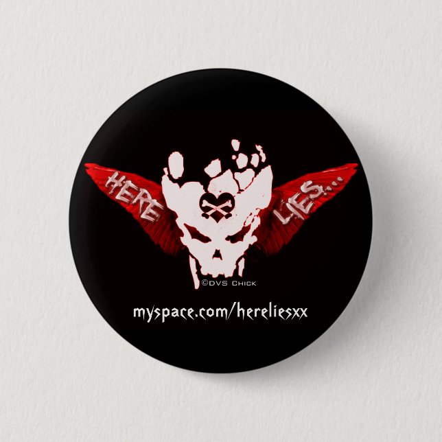 Hier Lies...Button Button (Vorderseite)