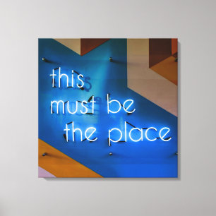 Hier muss NEON Sign Funny sein Leinwanddruck