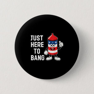 Hier nur um lustigen amerikanischen Feuerwerkskörp Button