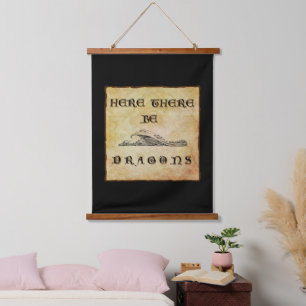 Hier sind Drachen Wandteppich Mit Holzrahmen