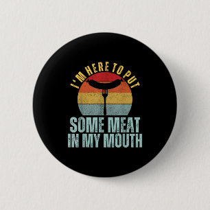 Hier, um etwas Fleisch in den Mund Humor Barbecue Button
