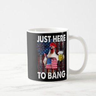 Hier, um lustige Chicken USA Feuerwerksparty zu fe Kaffeetasse