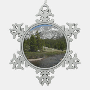 High Country Mountain Stream II in Yosemite Schneeflocken Zinn-Ornament