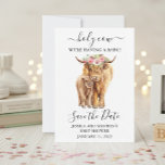 Highland Cow Baby Dusche Save the Date<br><div class="desc">Dieses Design kann in dem Bereich personalisiert werden, der durch das Ändern des Fotos und/oder Textes zur Verfügung gestellt wird. Sie können auch angepasst werden, indem Sie auf Vorlage personalisieren klicken und dann auf die Schaltfläche klicken, um weitere Optionen anzupassen, um die Hintergrundfarbe zu löschen oder zu ändern, Text hinzuzufügen,...</div>
