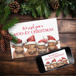 Highland Cow Flat Christmas Card Feiertagskarte<br><div class="desc">Genießen Sie Ihre Herde,  wenn Sie ihnen ein "Moo-ey Christmas" und ein "Phantastisches Neujahr" mit dieser rustikalen Hochland-Kuh-Urlaubskarte wünschen! Die charmante (aber leicht schelmisch wirkende) Rinderfamilie,  bedeckt mit den bezaubernden Hüten des Weihnachtsmannes,  wird sicher ein Lächeln bringen!</div>