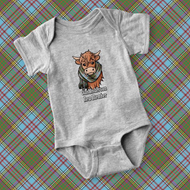 Highland Cow mit Anderson Tartan Scarf Baby Strampler (Von Creator hochgeladen)