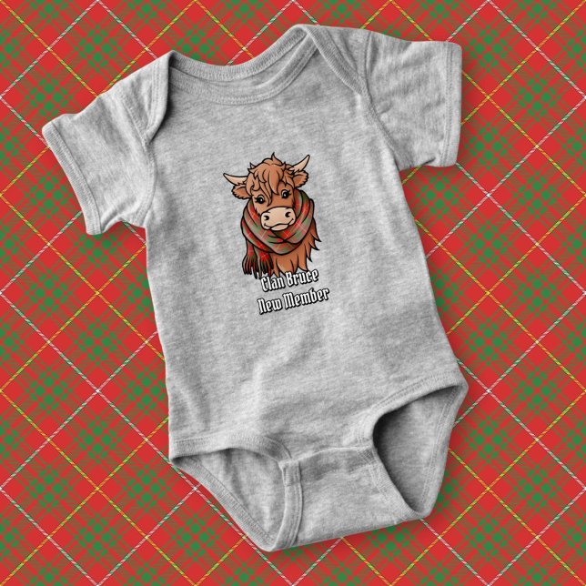 Highland Cow mit Bruce Tartan Scarf Baby Strampler (Von Creator hochgeladen)