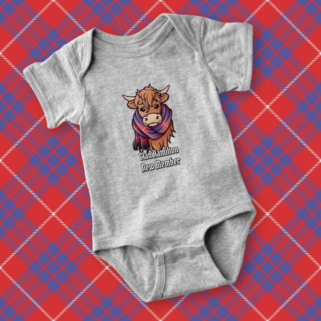 Highland Cow mit Hamilton Red Tartan Scarf Baby Strampler (Von Creator hochgeladen)