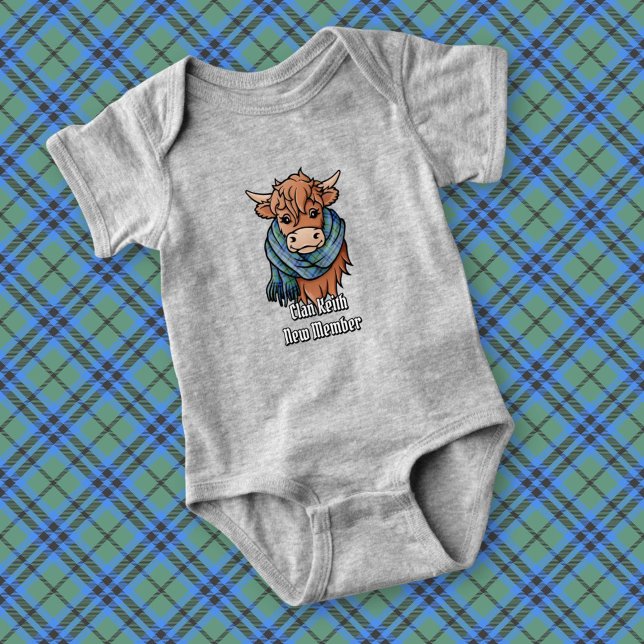 Highland Cow mit Keith Tartan Scarf Baby Strampler (Von Creator hochgeladen)