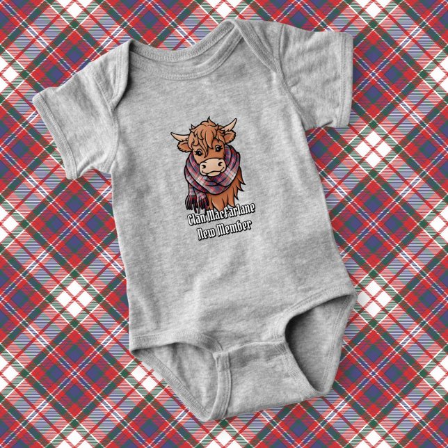 Highland Cow mit MacFarlane Dress Tartan Scarf Baby Strampler (Von Creator hochgeladen)
