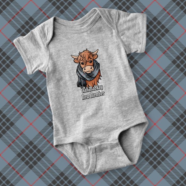 Highland Cow mit MacKay Blue Tartan Scarf Baby Strampler (Von Creator hochgeladen)