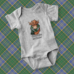 Highland Cow mit MacMillan Jagd Tartan Scarf Baby Strampler