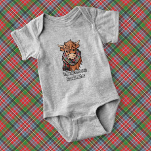 Highland Cow mit MacPherson Tartan Scarf Baby Strampler