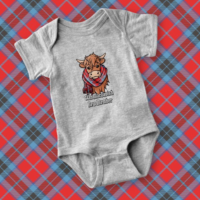 Highland Cow mit MacTavish Tartan Scarf Baby Strampler (Von Creator hochgeladen)