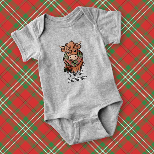 Highland Cow mit Scott Red Tartan Scarf Baby Strampler (Von Creator hochgeladen)