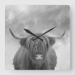 Highland Cow Scotland Clouds Black White  Quadratische Wanduhr