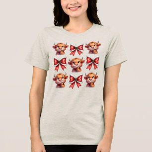 Highland Cow und Christmas Coquette Bow Tri-Blend Shirt