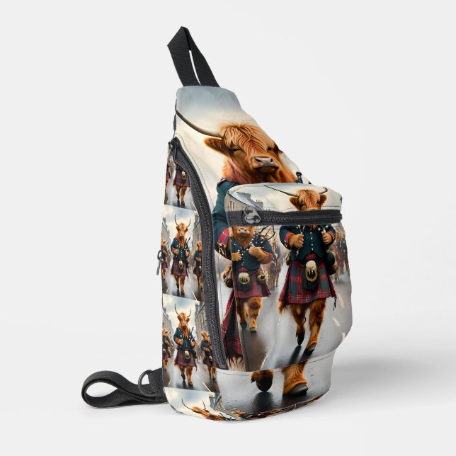 Highland Harmony: Bagpipe Highland Cow Band Crossbody Bag (Linke Seite)