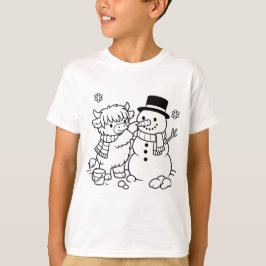 Highland-Kuh baut einen Schneemann T-Shirt