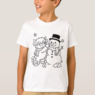 Highland-Kuh baut einen Schneemann T-Shirt