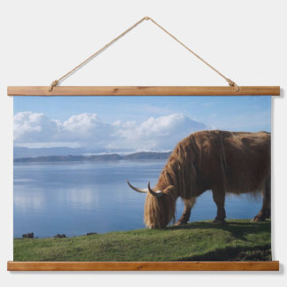 Highland-Rind auf der Küste Wandteppich Mit Holzrahmen