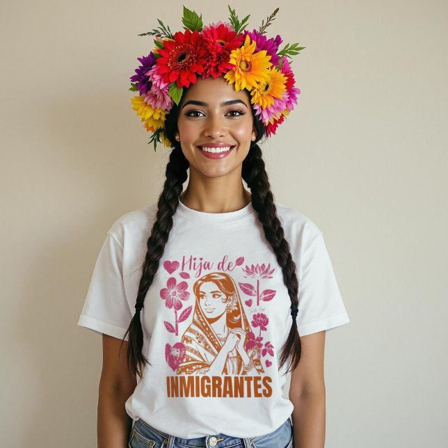 Hija De Inmigrantes Tochter von Immigranten T-Shirt (Hija De Inmigrantes Daughter of Immigrants Floral T-Shirt.)