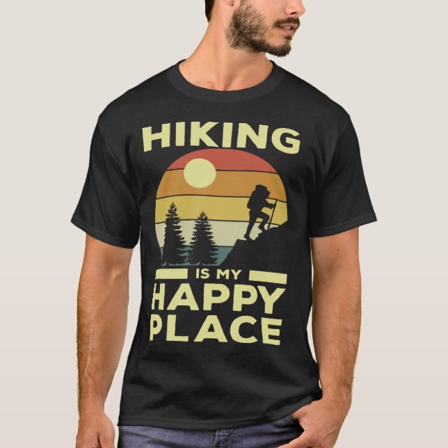 Hiking is My Happy Place Retro Sunset Mountain Cli T-Shirt (Vorderseite)