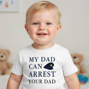 Hilarisch lustiger Witz über Polizeibeamten-Babys Baby T-shirt