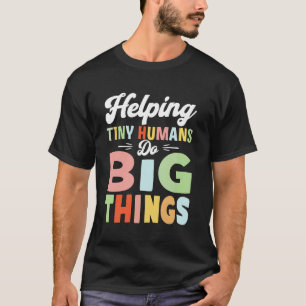 Hilfe für kleine Menschen, große Dinge lustig zu m T-Shirt