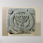 Hilfe mit einer Menorah Poster<br><div class="desc">Jüdische Schule's Relief zeigt eine Menorah,  aus Umm Qeis (Alte Gadara) Jordanien (Basalt) in der Louvre,  Paris,  Frankreich. Das Relief,  das eine Menorah darstellt,  aus Umm Qeis (Altes Gadara) Jordanien wurde um das 6. Jahrhundert erschaffen.</div>