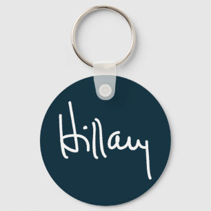 Hillary Signature Button Schlüsselanhänger