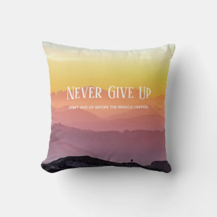Hills Landschaft Regenbogenfarben Motivation Zitat Kissen