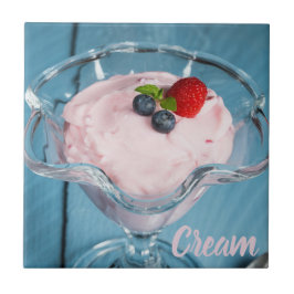 Himbeercreme Nachtisch mit Minze und Fruchtsaft Fliese