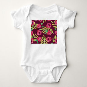 Himbeeren in Aquarellfarbe: rote Fruchtmuster. Baby Strampler