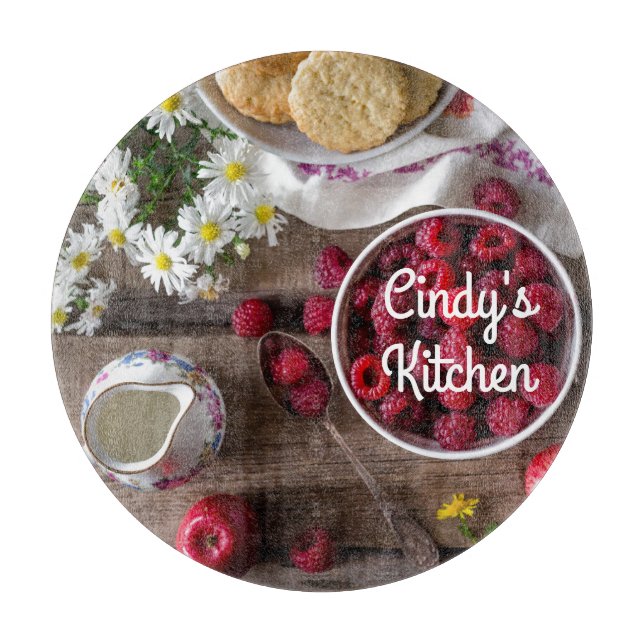 Himbeeren in einer Schüssel Rustikale Blumenküche Schneidebrett (Vorderseite)
